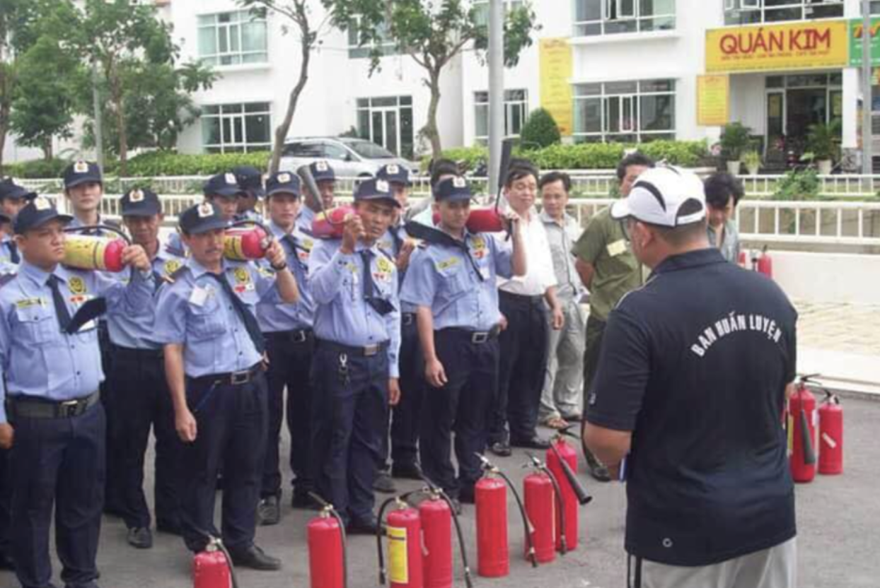 Nhân viên bảo vệ Yuki Seppre 24 trong buổi đào tạo PCCC